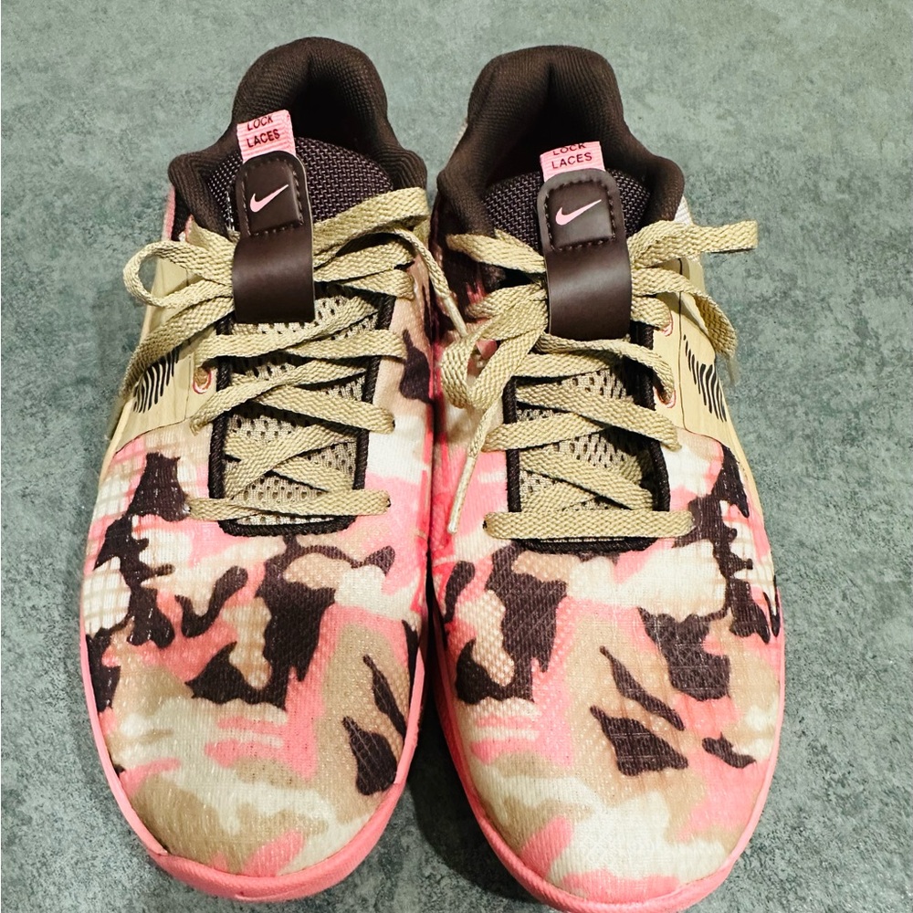 Like New Women’s Camouflage Nike Metcon Women’s Size 7.5